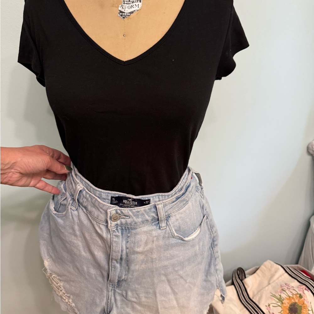Wild Fable Black V-Neck Short Sleeve Tee